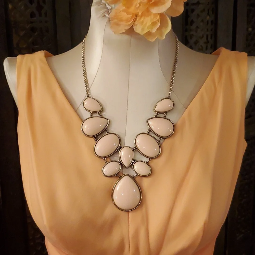 Pink and gold statement necklace - Picture 2 of 10